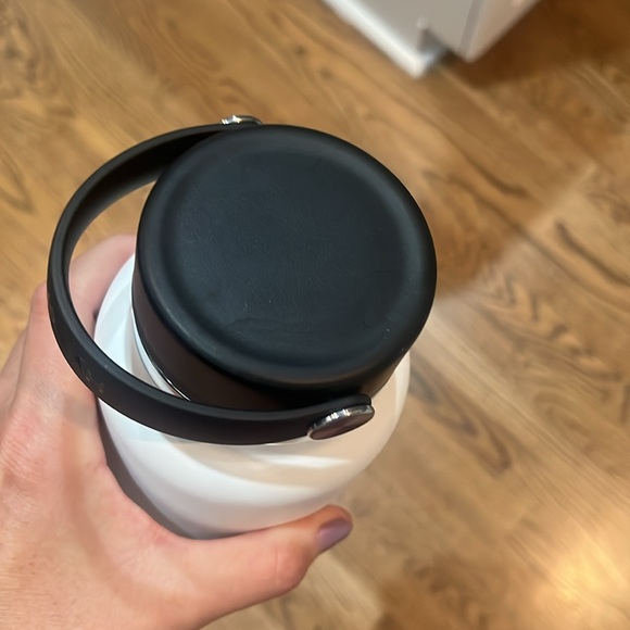 32 ounce Hydroflask - Picture 4 of 4